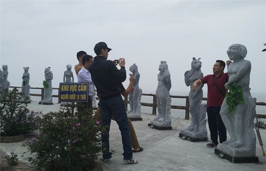 Sau mặc đồ bơi và che lá, tượng 12 con giáp sẽ bị nhốt vào chuồng - Ảnh 2.