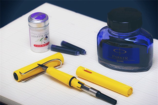 Bút máy, sáp màu, mực Cửu Long... - cả một trời kỷ niệm của những ngày đi học xưa cũ ùa về! - Ảnh 1.