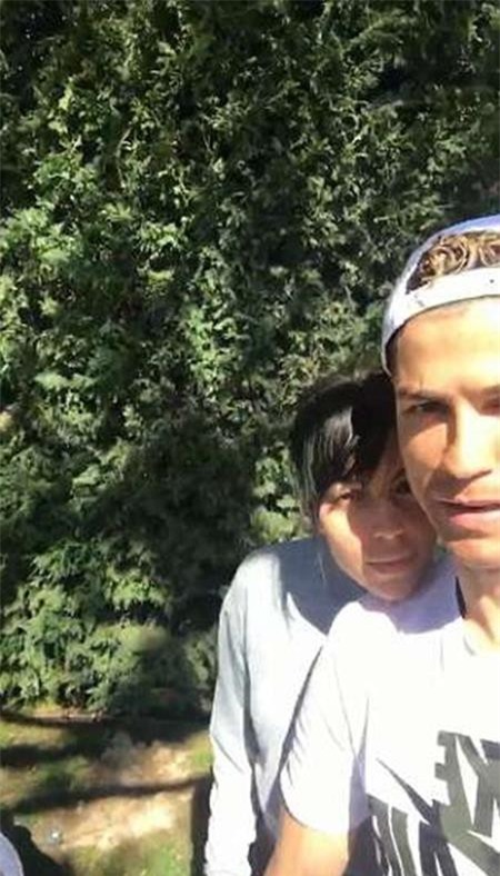 CR7 vui vẻ đi du ngoạn núi rừng cùng bạn gái Georgina Rodriguez…