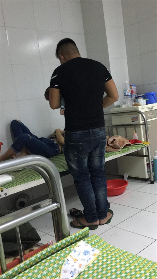 Clip Thanh niên ngầu cả ngày chăm con cho vợ nằm nghỉ ngơi nhận nhiều lời khen từ cư dân mạng - Ảnh 2.