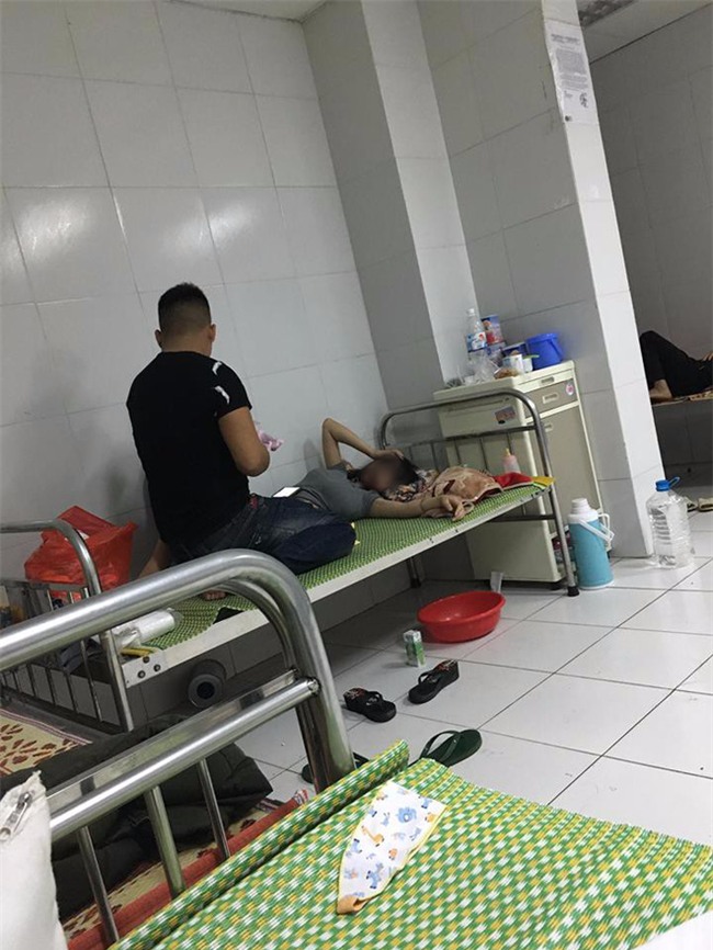 Clip Thanh niên ngầu cả ngày chăm con cho vợ nằm nghỉ ngơi nhận nhiều lời khen từ cư dân mạng - Ảnh 7.