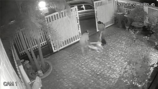 video: be gai 9 tuoi bi bo me danh, keo le tren duong vi cho rang con bi ma nhap - 1