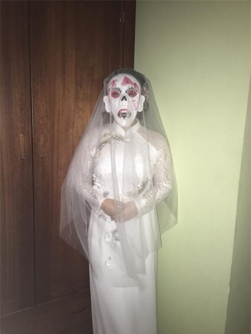 Đêm tân hôn, cô dâu bỗng nhiên mang ‘mặt nạ quái vật’ bước vào khiến chú rể hết hồn! - Ảnh 2.