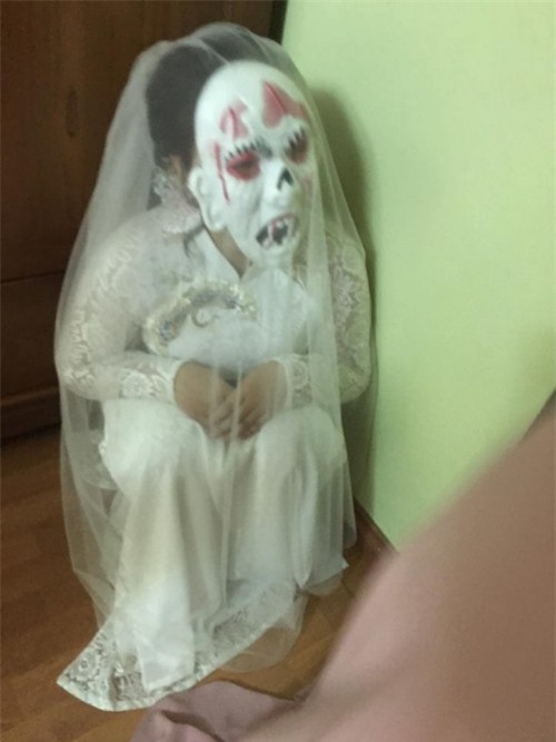 Đêm tân hôn, cô dâu bỗng nhiên mang ‘mặt nạ quái vật’ bước vào khiến chú rể hết hồn! - Ảnh 3.