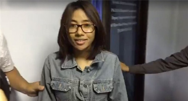 Ngồi trong phòng xử án, nữ tù nhân phạm tội giết người vẫn vui vẻ selfie với bạn rồi tung ảnh lên mạng - Ảnh 2.