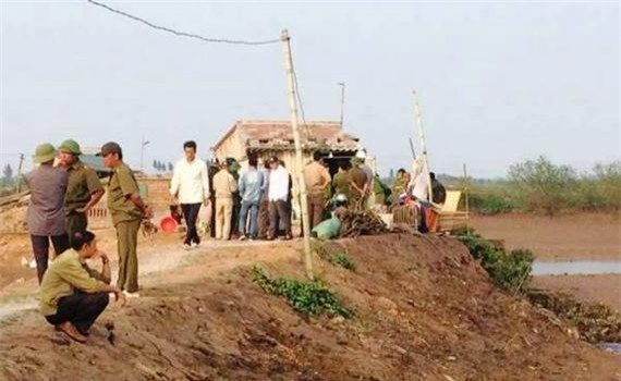 me va con gai duoi nuoc thuong tam trong ao nha o hai duong - 1