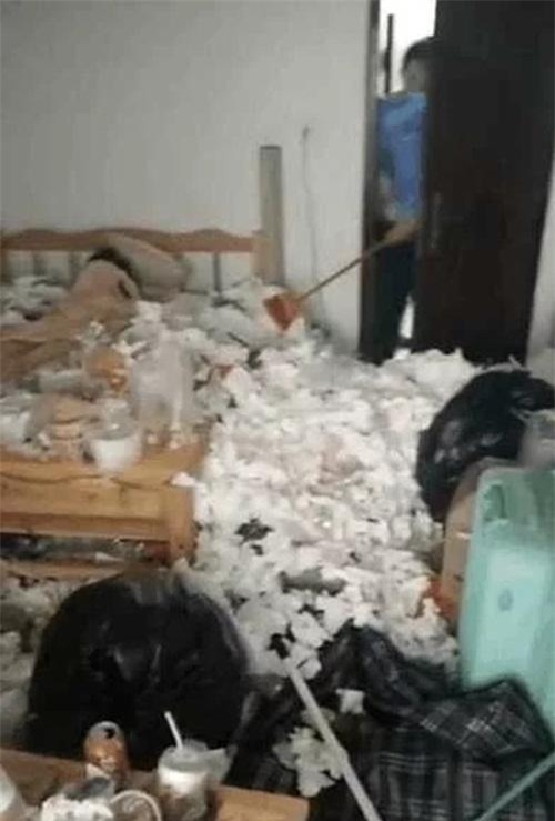 suy sup vi that tinh, co gai tu nhot minh trong can phong day rac boc mui hoi thoi - 2