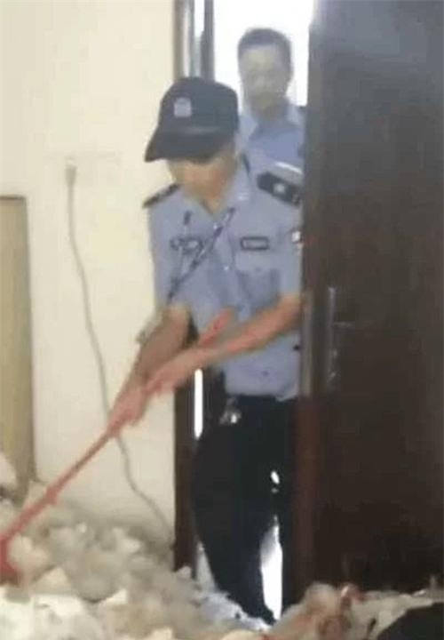 suy sup vi that tinh, co gai tu nhot minh trong can phong day rac boc mui hoi thoi - 3