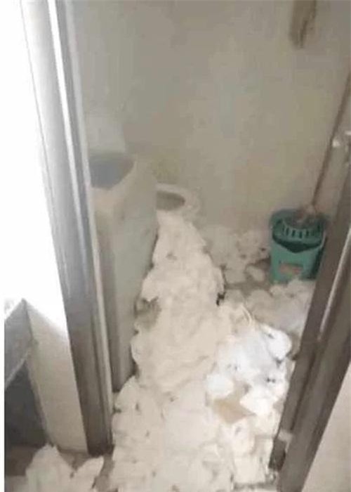 suy sup vi that tinh, co gai tu nhot minh trong can phong day rac boc mui hoi thoi - 4