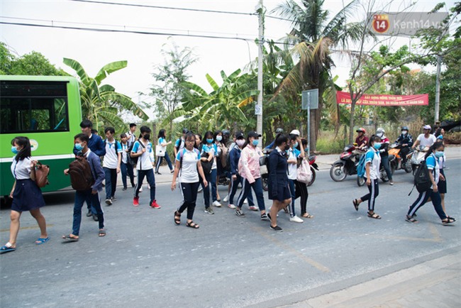 Học sinh trường Long Thới nói về cô giáo im lặng: Tụi em rất bất ngờ, vì cô có nghiêm khắc nhưng dạy tốt và tận tụy - Ảnh 5.