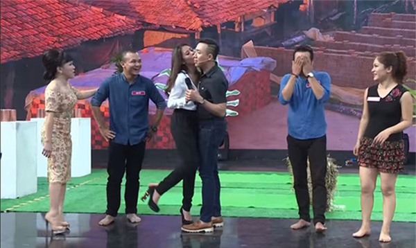 Trái ngược hẳn Trường Giang, Trấn Thành thường xuyên bị đồng nghiệp nam, nữ ôm hôn - Ảnh 1.