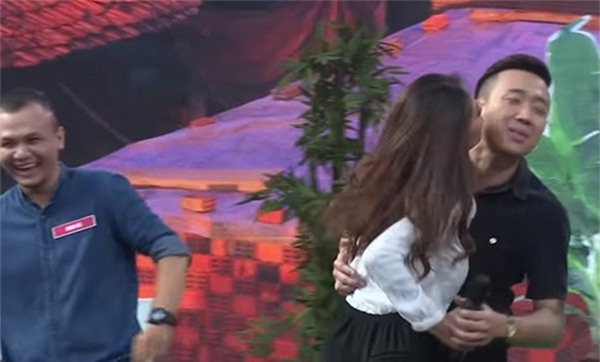 Trái ngược hẳn Trường Giang, Trấn Thành thường xuyên bị đồng nghiệp nam, nữ ôm hôn - Ảnh 2.