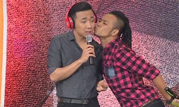 Trái ngược hẳn Trường Giang, Trấn Thành thường xuyên bị đồng nghiệp nam, nữ ôm hôn - Ảnh 7.