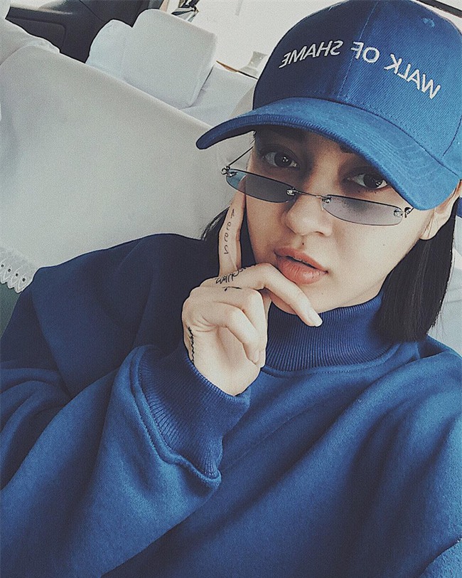 Người yêu tin đồn của Bùi Tiến Dũng từ ngày cắt tóc ngắn ăn mặc chất hẳn, nhưng cũng có vài lần mặc xấu - Ảnh 2.