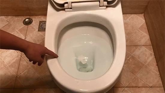 thay vo dung chai nhua thong tac bon cau chua day mot phut, chong "giat minh" khi thay ket qua - 1