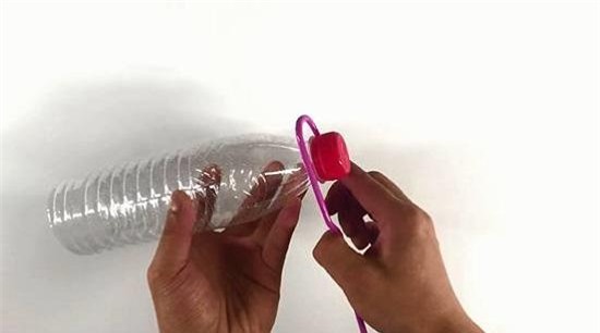 thay vo dung chai nhua thong tac bon cau chua day mot phut, chong "giat minh" khi thay ket qua - 4