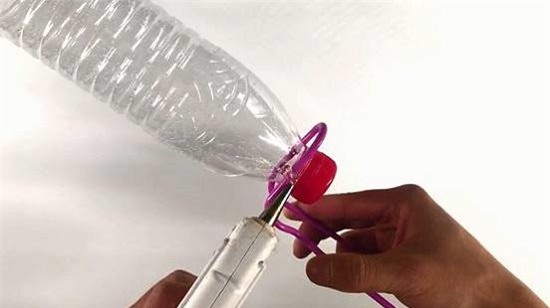 thay vo dung chai nhua thong tac bon cau chua day mot phut, chong "giat minh" khi thay ket qua - 6