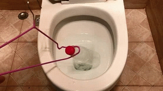 thay vo dung chai nhua thong tac bon cau chua day mot phut, chong "giat minh" khi thay ket qua - 8