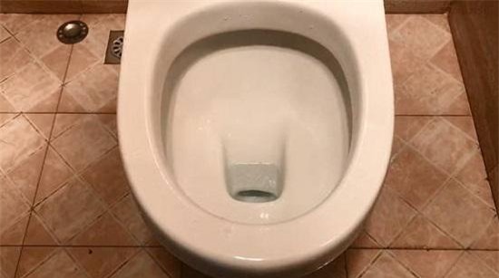 thay vo dung chai nhua thong tac bon cau chua day mot phut, chong "giat minh" khi thay ket qua - 10