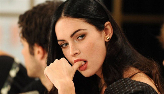 Khi thấy mình mỉm cười ngọt ngào bước ra khỏi nhà với phi công trẻ, chồng mình liền cuống cuồng đuổi theo - Ảnh 2.