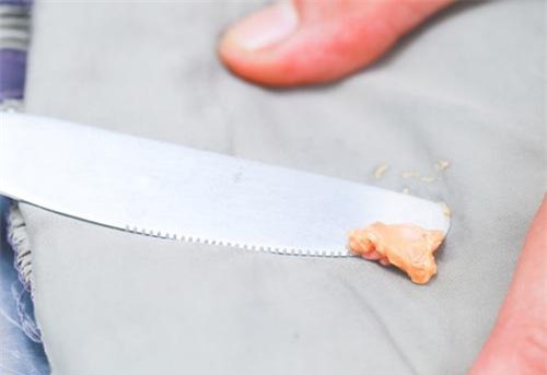 mach meo go keo cao su dinh tren quan ao, giay dep cuc nhanh bang vai buoc don gian - 1