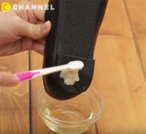 mach meo go keo cao su dinh tren quan ao, giay dep cuc nhanh bang vai buoc don gian - 12