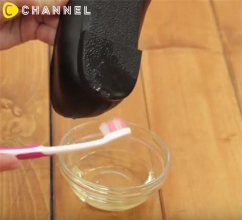 mach meo go keo cao su dinh tren quan ao, giay dep cuc nhanh bang vai buoc don gian - 13