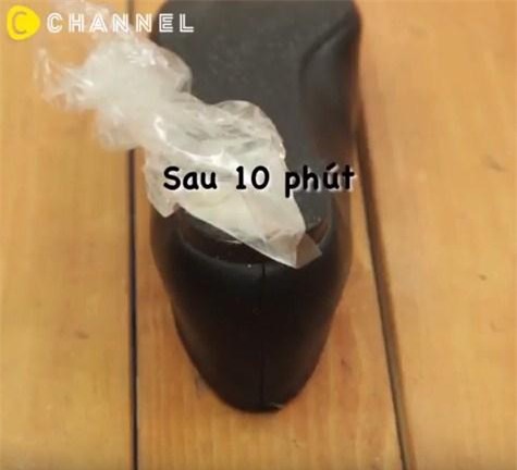 mach meo go keo cao su dinh tren quan ao, giay dep cuc nhanh bang vai buoc don gian - 6