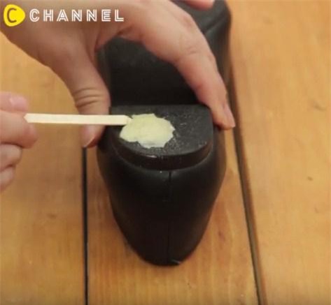 mach meo go keo cao su dinh tren quan ao, giay dep cuc nhanh bang vai buoc don gian - 7