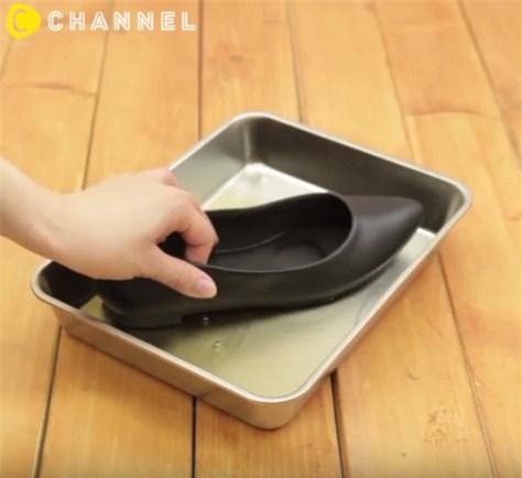 mach meo go keo cao su dinh tren quan ao, giay dep cuc nhanh bang vai buoc don gian - 9