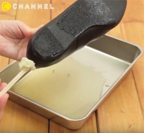 mach meo go keo cao su dinh tren quan ao, giay dep cuc nhanh bang vai buoc don gian - 10