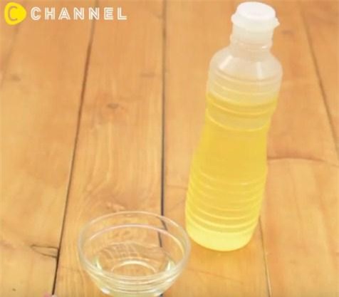 mach meo go keo cao su dinh tren quan ao, giay dep cuc nhanh bang vai buoc don gian - 11