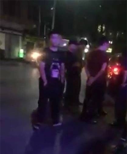 Hà Nội: Lùi ô tô vào xe của Phó Giám đốc bệnh viện, nam thanh niên còn xuống xe chửi bới đuổi đánh nữ bác sĩ - Ảnh 2.