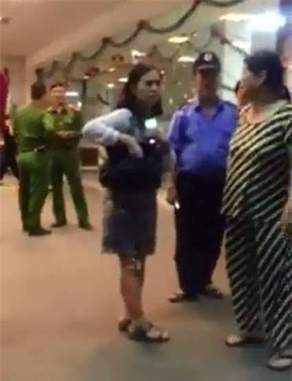 Hà Nội: Lùi ô tô vào xe của Phó Giám đốc bệnh viện, nam thanh niên còn xuống xe chửi bới đuổi đánh nữ bác sĩ - Ảnh 3.