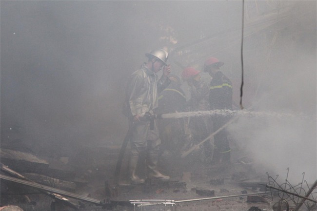 Hà Nội: Đang cháy rất lớn ở chợ Quang, vẫn còn người mắc kẹt liên tục kêu cứu - Ảnh 4.