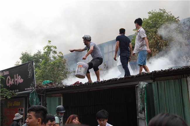 Hà Nội: Chợ Quang cháy hơn 1 giờ đồng hồ, tiểu thương khóc nức nở khi nhiều gian hàng bị thiêu rụi - Ảnh 11.