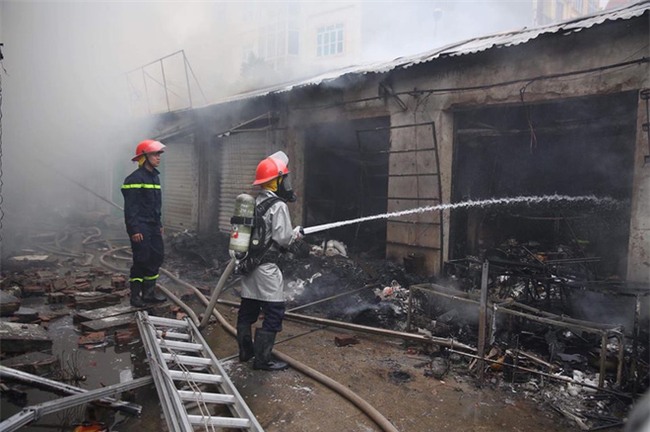 Hiện trường tan hoang vụ cháy chợ Quang ở Hà Nội - Ảnh 10.