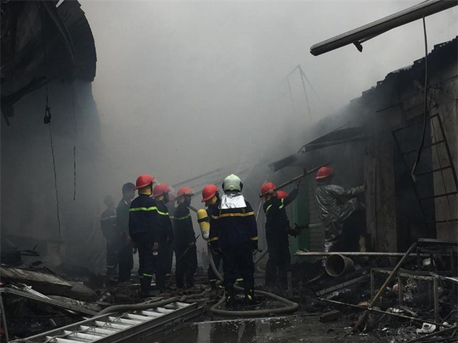 Hiện trường tan hoang vụ cháy chợ Quang ở Hà Nội - Ảnh 11.