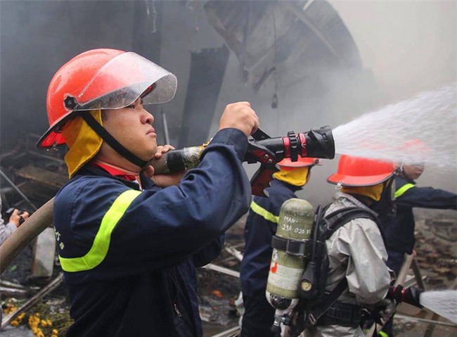 Hiện trường tan hoang vụ cháy chợ Quang ở Hà Nội - Ảnh 12.