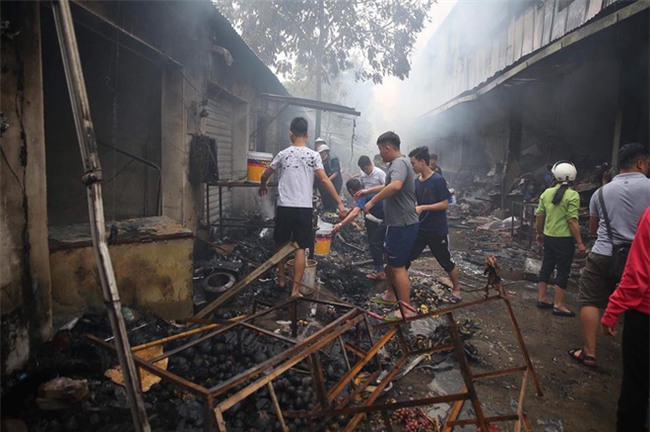 Hiện trường tan hoang vụ cháy chợ Quang ở Hà Nội - Ảnh 13.