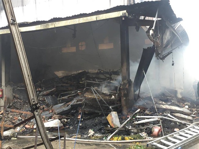 Hiện trường tan hoang vụ cháy chợ Quang ở Hà Nội - Ảnh 14.