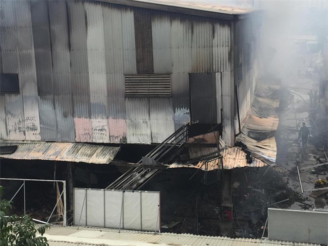 Hiện trường tan hoang vụ cháy chợ Quang ở Hà Nội - Ảnh 15.