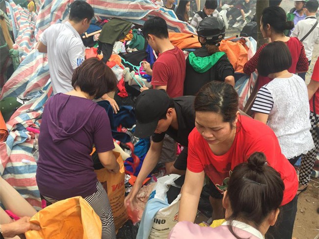 Hiện trường tan hoang vụ cháy chợ Quang ở Hà Nội - Ảnh 16.