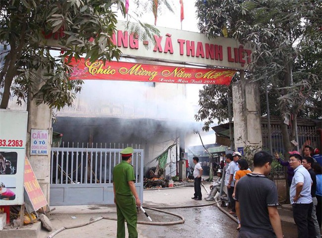 Hiện trường tan hoang vụ cháy chợ Quang ở Hà Nội - Ảnh 17.