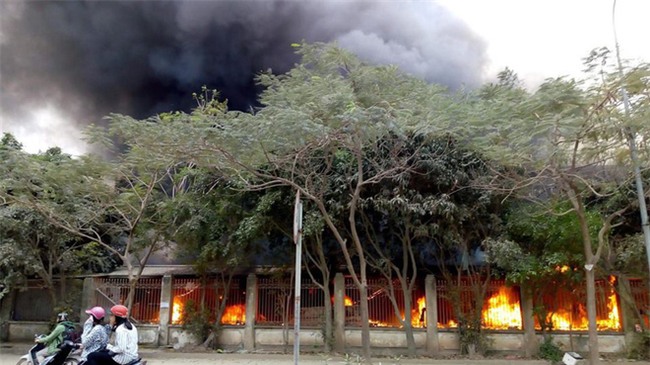 Hiện trường tan hoang vụ cháy chợ Quang ở Hà Nội - Ảnh 5.