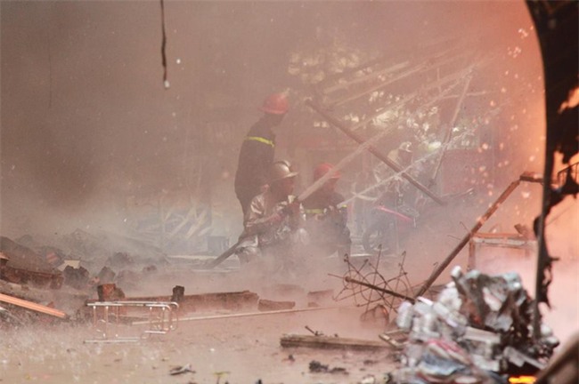 Hiện trường tan hoang vụ cháy chợ Quang ở Hà Nội - Ảnh 6.