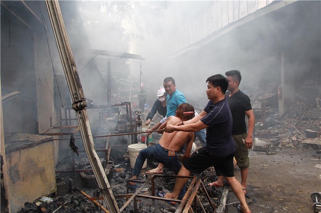 Hà Nội: Chợ Quang bốc cháy dữ dội giữa trưa, tiểu thương khóc nức nở khi nhiều gian hàng bị thiêu rụi - Ảnh 13.