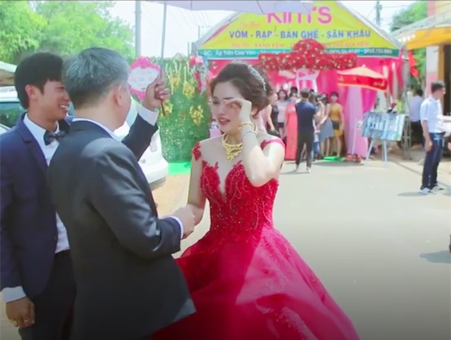 Clip xúc động: Cô dâu mắt đỏ hoe, khóc nức nở khi phải tạm biệt cha để về nhà chồng - Ảnh 2.