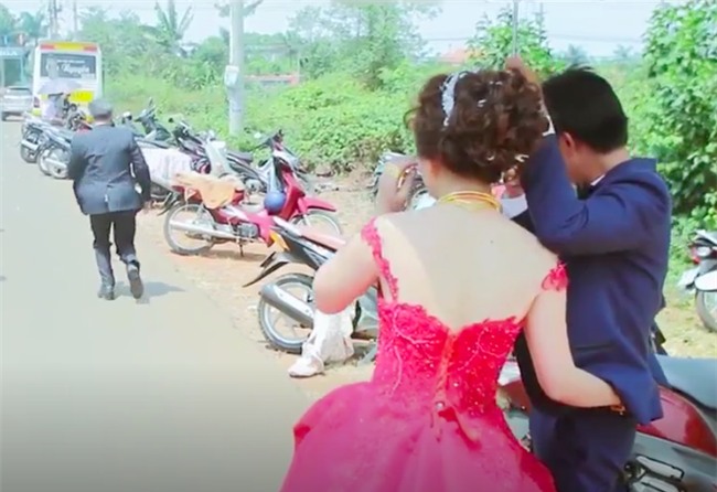 Clip xúc động: Cô dâu mắt đỏ hoe, khóc nức nở khi phải tạm biệt cha để về nhà chồng - Ảnh 3.