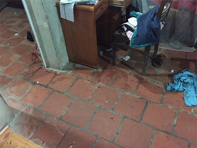 Con gái ôm điện thoại, bố vung dao thét tao chặt đầu mày